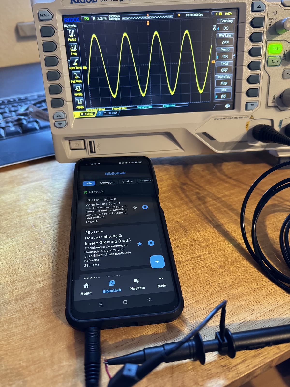 174 Hz from the app, measured on the oscilloscope — period 5.760 ms, frequency 174 Hz